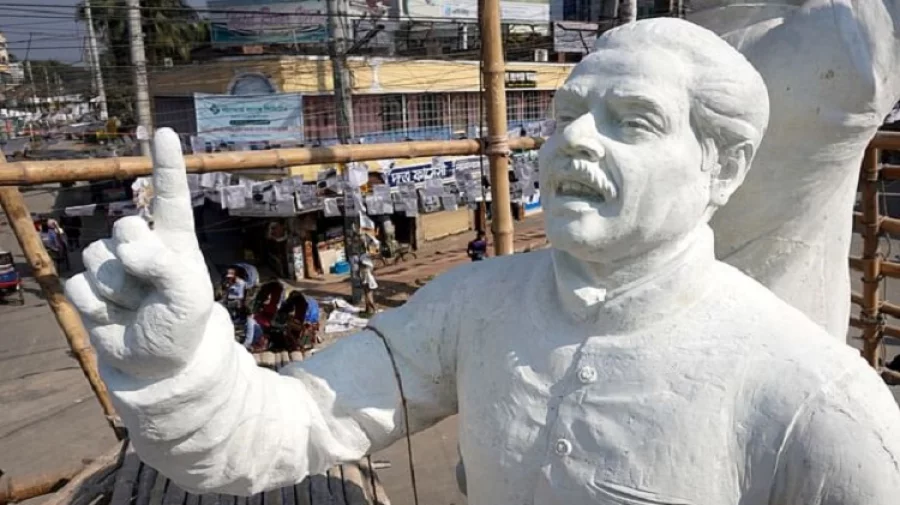কুষ্টিয়ায় বঙ্গবন্ধুর ভাস্কর্যে দাঁড়িয়ে অস্বাভাবিক আচরণ
